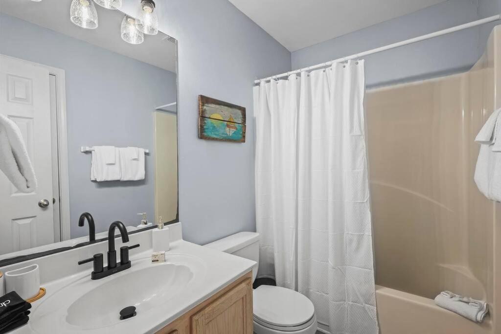 Ein Badezimmer in der Unterkunft Condo in Gulf Shores King Suite