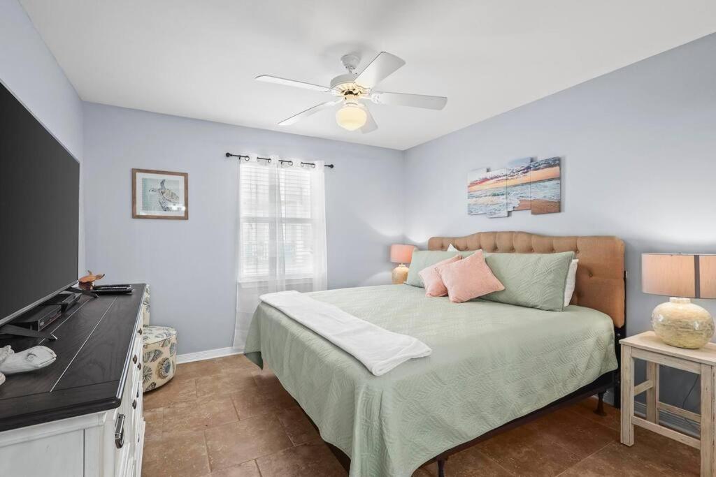 Postel nebo postele na pokoji v ubytování Condo in Gulf Shores King Suite