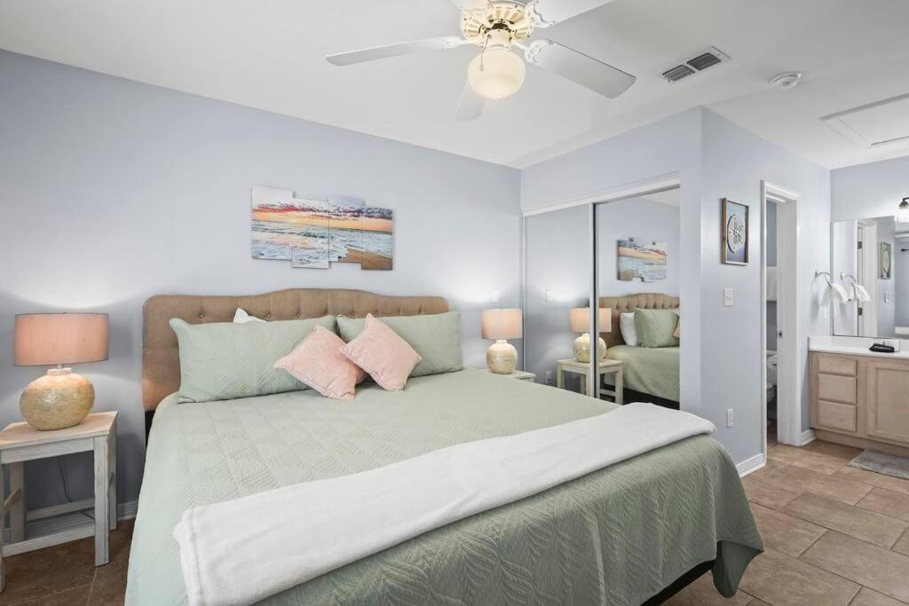 Postel nebo postele na pokoji v ubytování Condo in Gulf Shores King Suite