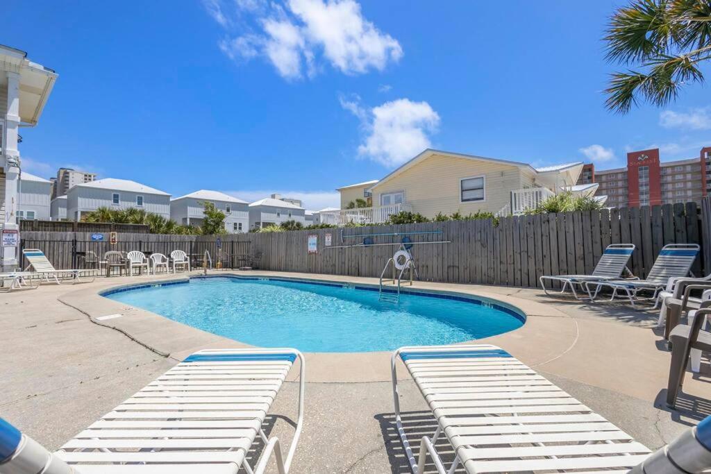 Der Swimmingpool an oder in der Nähe von Condo in Gulf Shores King Suite
