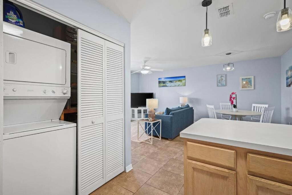 Küche&#47;Küchenzeile in der Unterkunft Condo in Gulf Shores King Suite