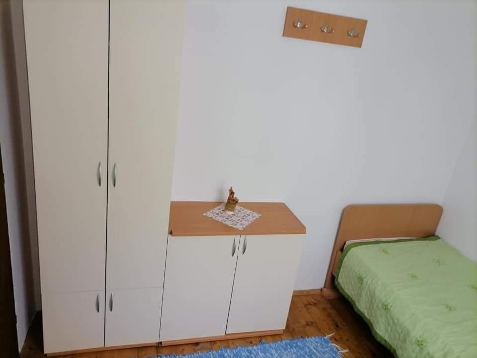 Ένα ή περισσότερα κρεβάτια σε δωμάτιο στο Smeštaj Pejčić Dojkinci