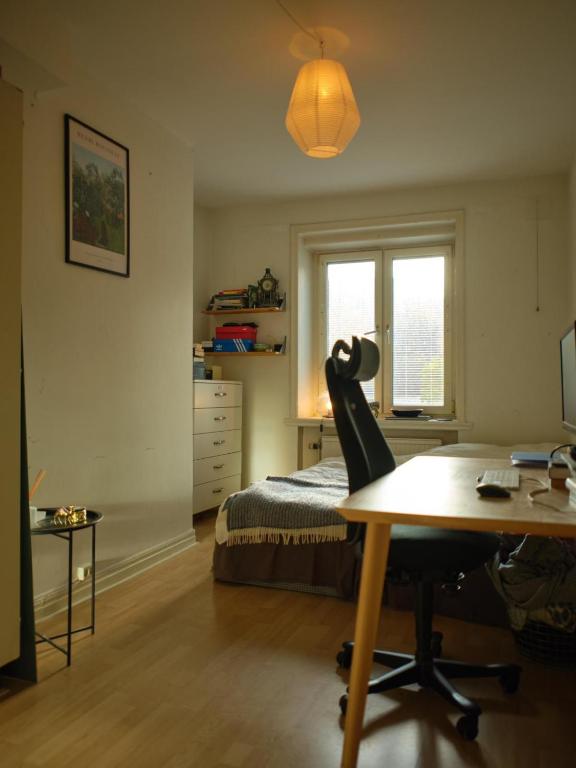 1 dormitorio con cama, escritorio y mesa en Centre of Lund en Lund