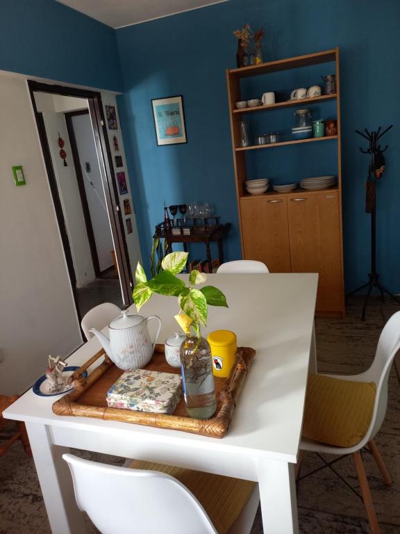 Biały stół z rośliną na górze w obiekcie Departamento céntrico y silencioso con patio privado w mieście Mendoza