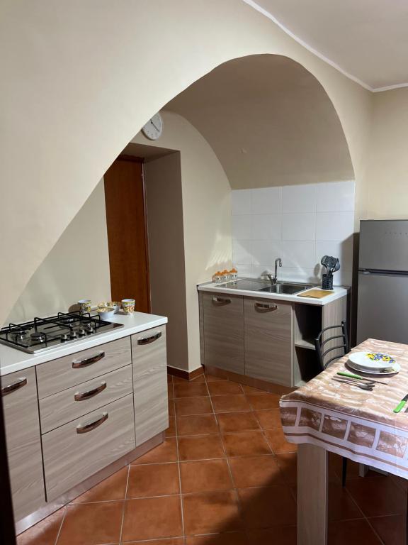 Kuchyň nebo kuchyňský kout v ubytování Appartamenti Minturnae Relais