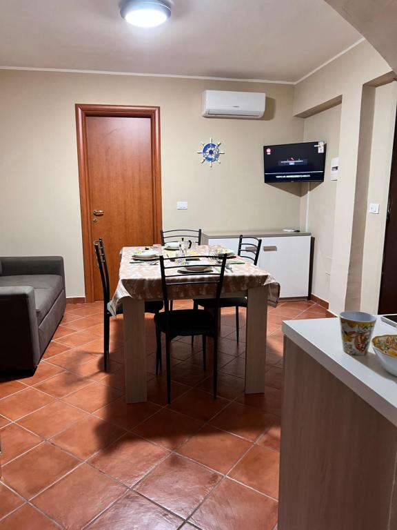 TV a/nebo společenská místnost v ubytování Appartamenti Minturnae Relais