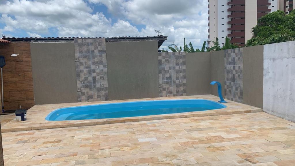 uma piscina num quintal com uma cerca em Ampla e Aconchegante Casa no Bairro da Liberdade na Cidade de Campina Grande Pb em Campina Grande