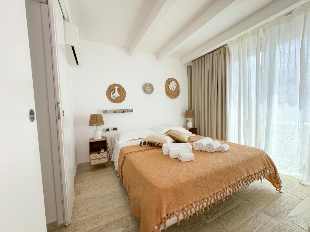 a bedroom with a bed with towels on it at Vingt Sept in Polignano a Mare