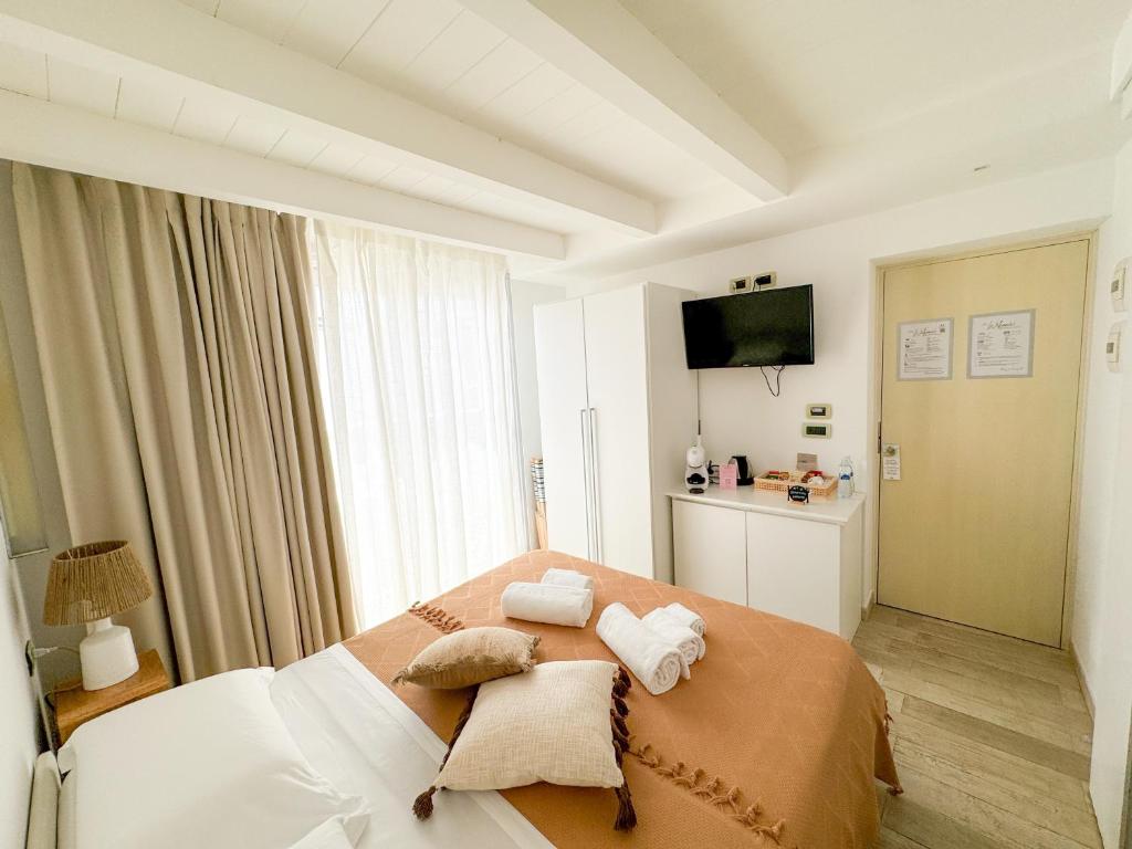 a bedroom with a bed with towels on it at Vingt Sept in Polignano a Mare