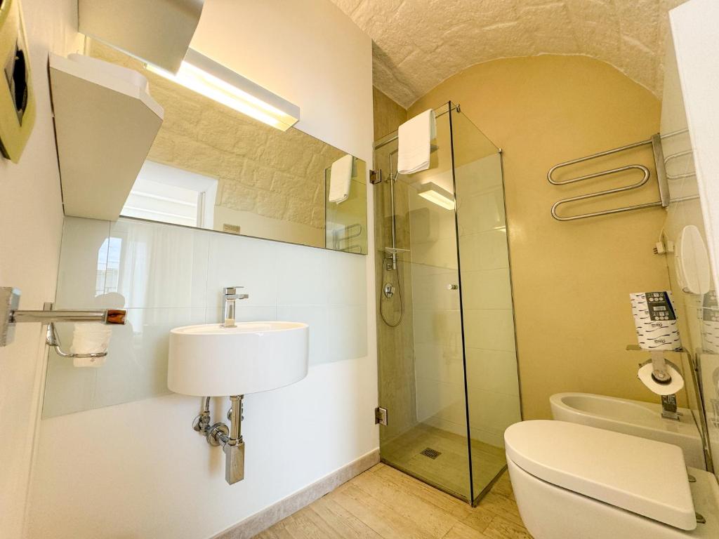 a bathroom with a toilet and a sink and a shower at Vingt Sept in Polignano a Mare