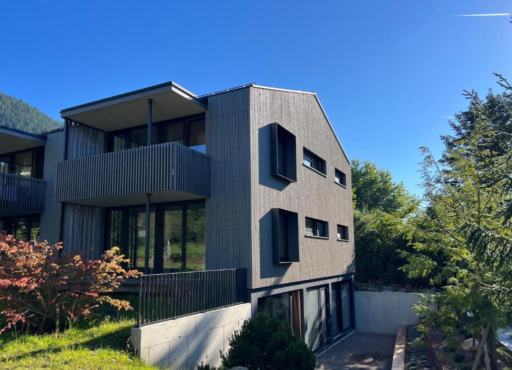 una casa moderna con un grigio di Bio Design Appartements DAS GRAUE SCHAF - Kärnten Card im Sommer inklusive a Bad Kleinkirchheim