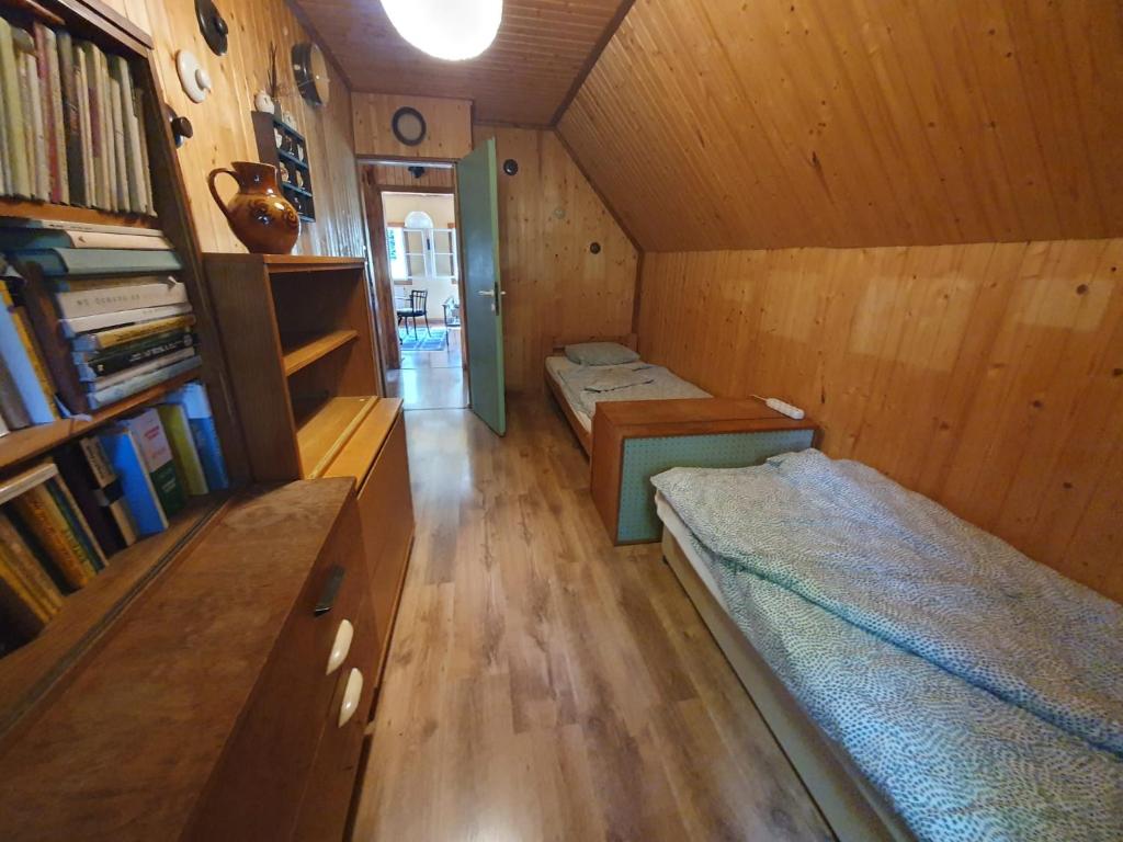 Postel nebo postele na pokoji v ubytování Chata U slepé kočky