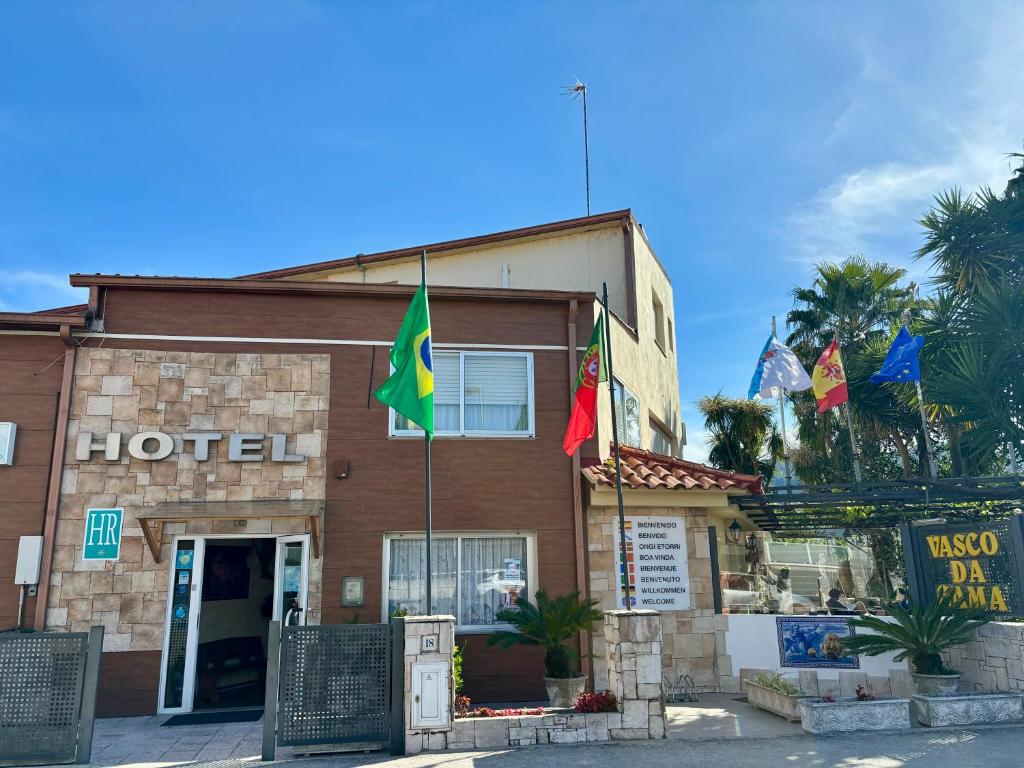 un hotel con banderas delante en Hotel Vasco Da Gama, en Sabaris
