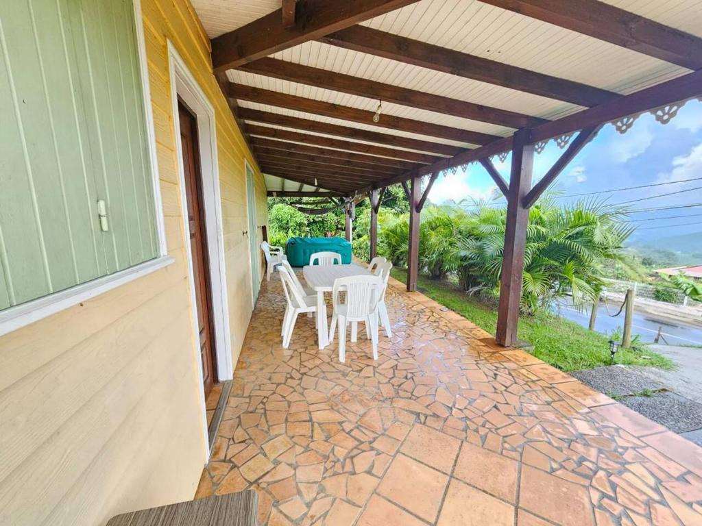 eine Terrasse mit einem Tisch und Stühlen auf einem Haus in der Unterkunft Maison de 3 chambres avec sauna terrasse et wifi a Ducos in Ducos