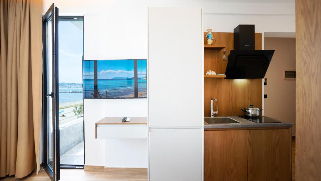 Kuchyň nebo kuchyňský kout v ubytování Azure Sea View Apartments