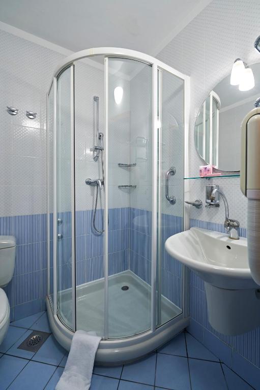 Koupelna v ubytování Hotel Delfin