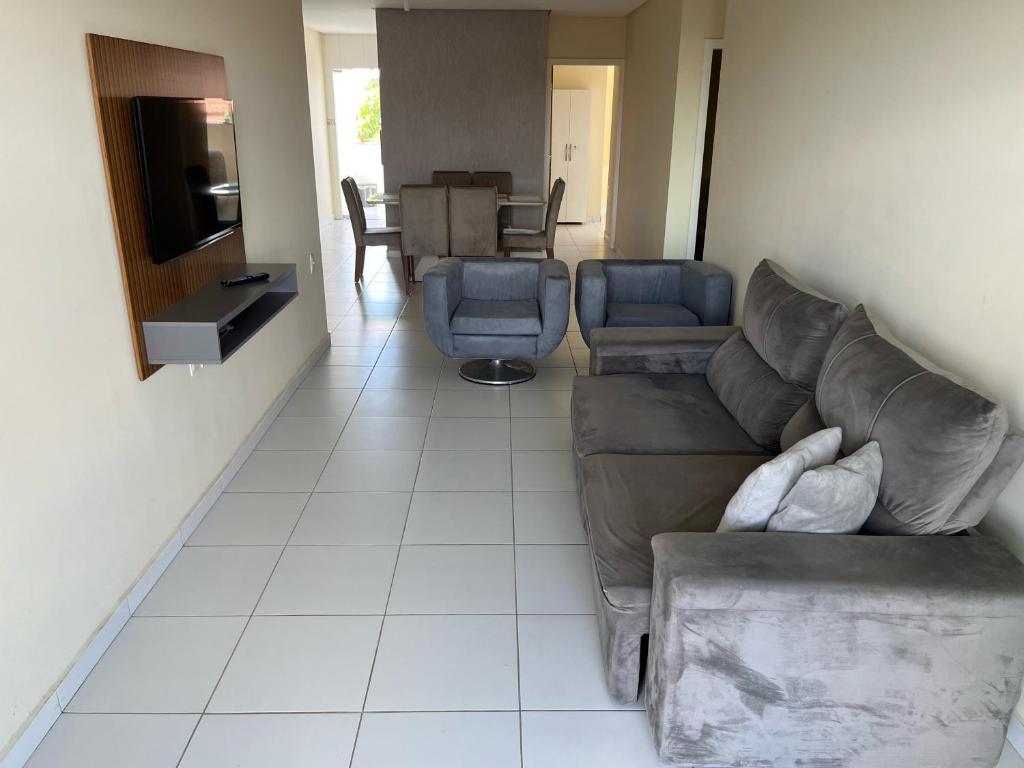 a living room with a couch and a tv at Apartamento em Petrolina in Petrolina
