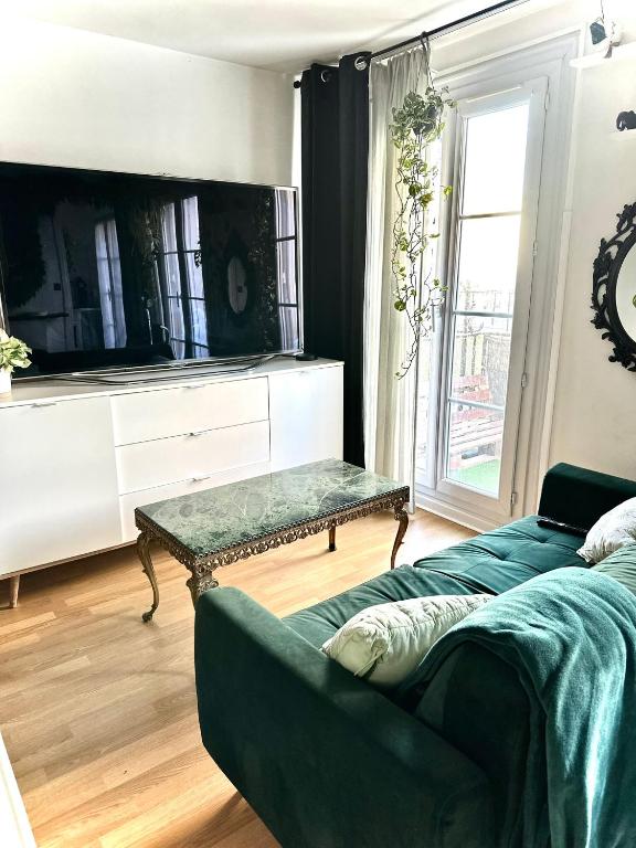 un salon avec un canapé et une table dans l'établissement Studio cosy centre-ville/mer, au Havre