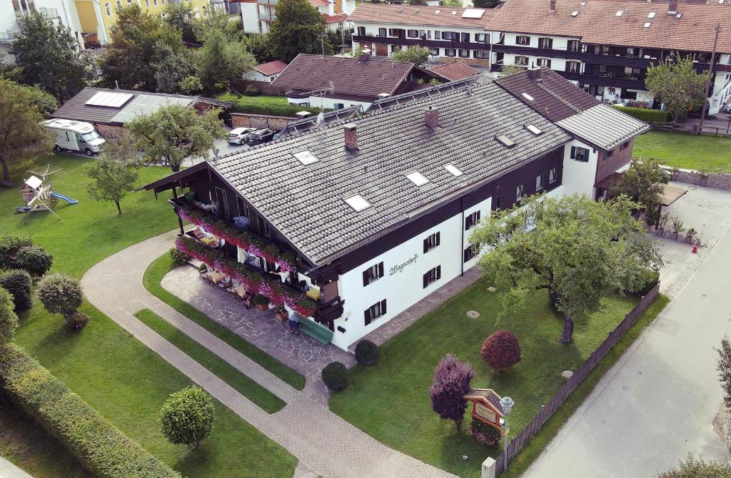 una vista aérea de una gran casa blanca en Pension Wagnerhof, en Oberaudorf