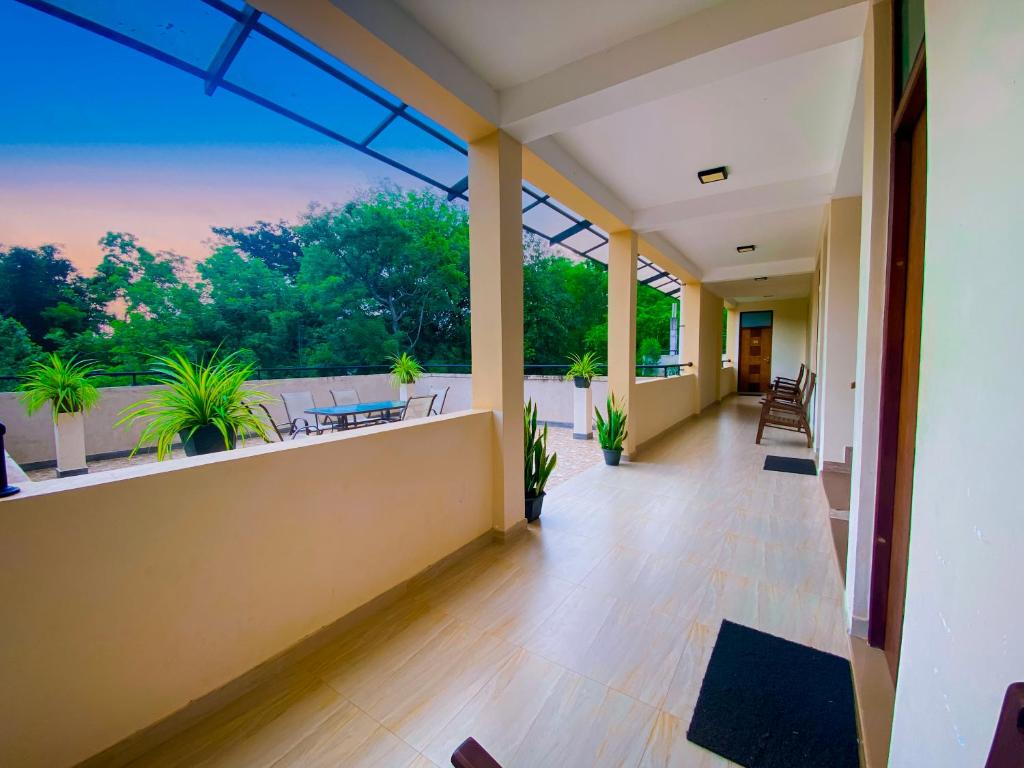 Balkón nebo terasa v ubytování Sparkling Resort Kataragama