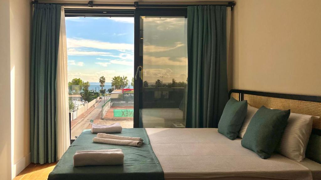 Un dormitorio con una cama con una ventana grande. en Coastline, en Antalya