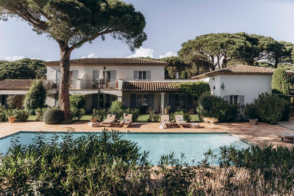 eine Außenansicht eines Hauses mit Pool in der Unterkunft La Villa d'Andrea in Ramatuelle