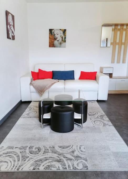 un salon avec un canapé blanc et une table dans l'établissement Appt T2 piscine / proche mer, à Vallauris