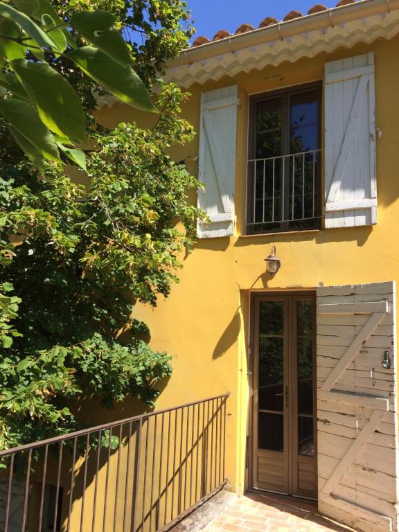 ラ・ロック・ダンテロンにあるChambre d'hôte Mas de Silvacaneの黄色い家