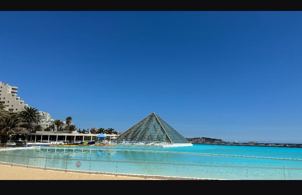 una pirámide en medio de una piscina en Departamento San alfonso del mar, en Algarrobo