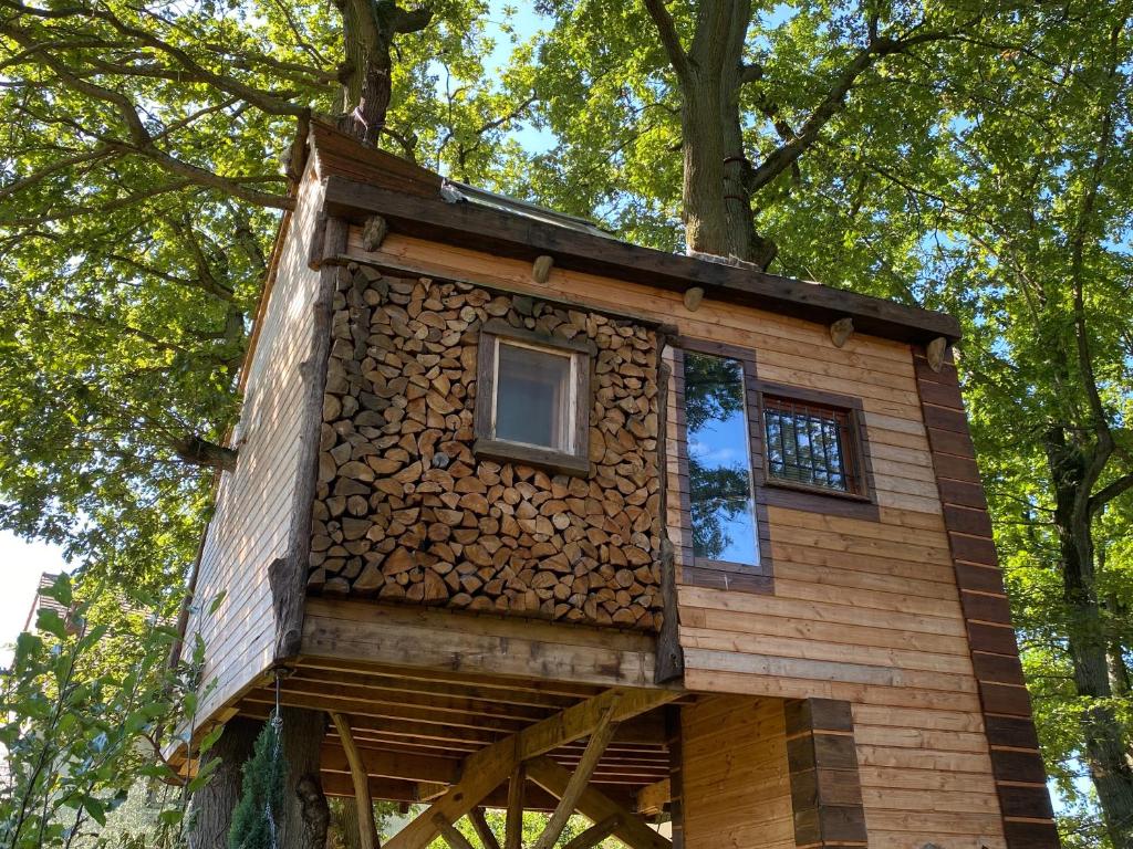 a tree house in the middle of a forest at Cabane suspendue dans les arbres in Villebon-sur-Yvette
