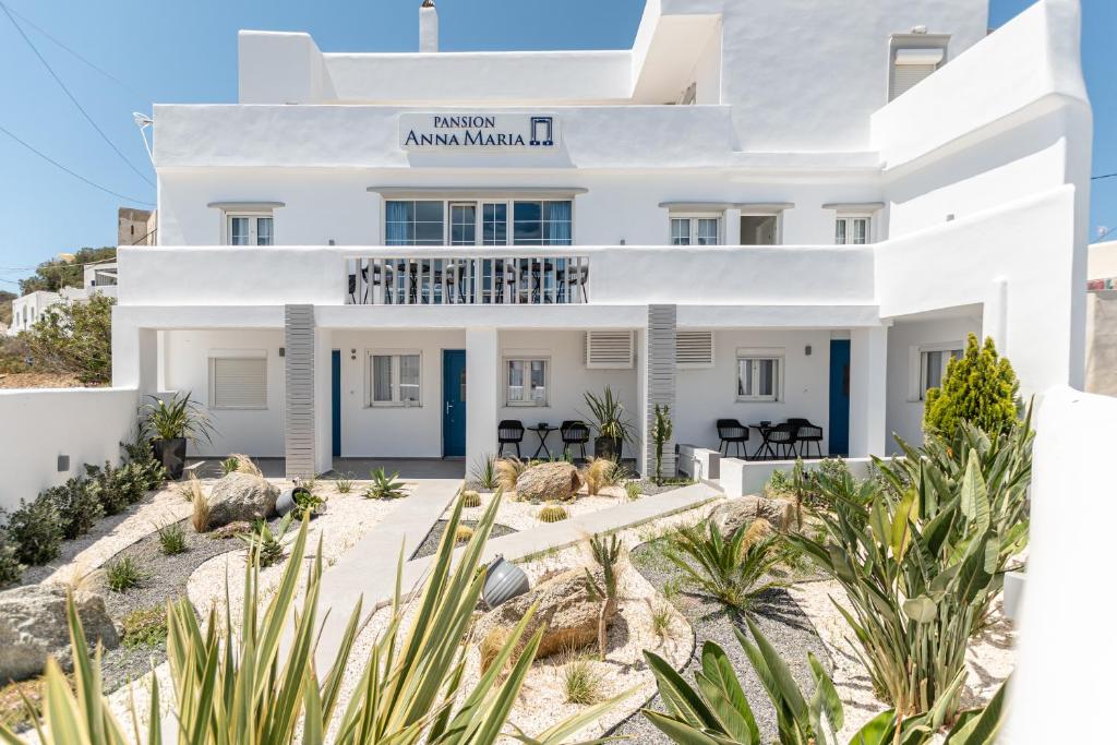 uma vista para a frente da villa em AnnaMaria Pansion em Naxos Chora