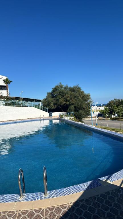 Bazén v ubytování studio avec piscine et wifi à cabonegro nebo v jeho okolí