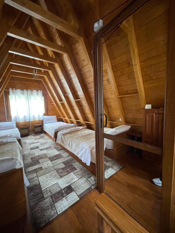 Postel nebo postele na pokoji v ubytování Guesthouse Te Pjerini Selcë-Cem