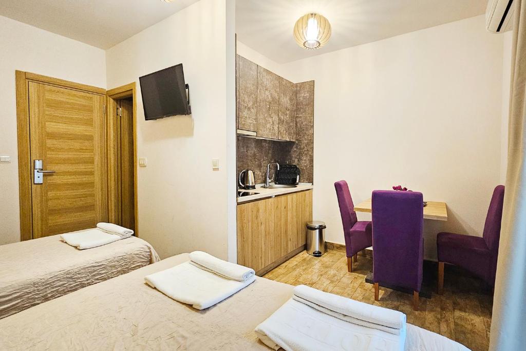 a small hotel room with two beds and a kitchen at Villa Montemaris Budva in Budva