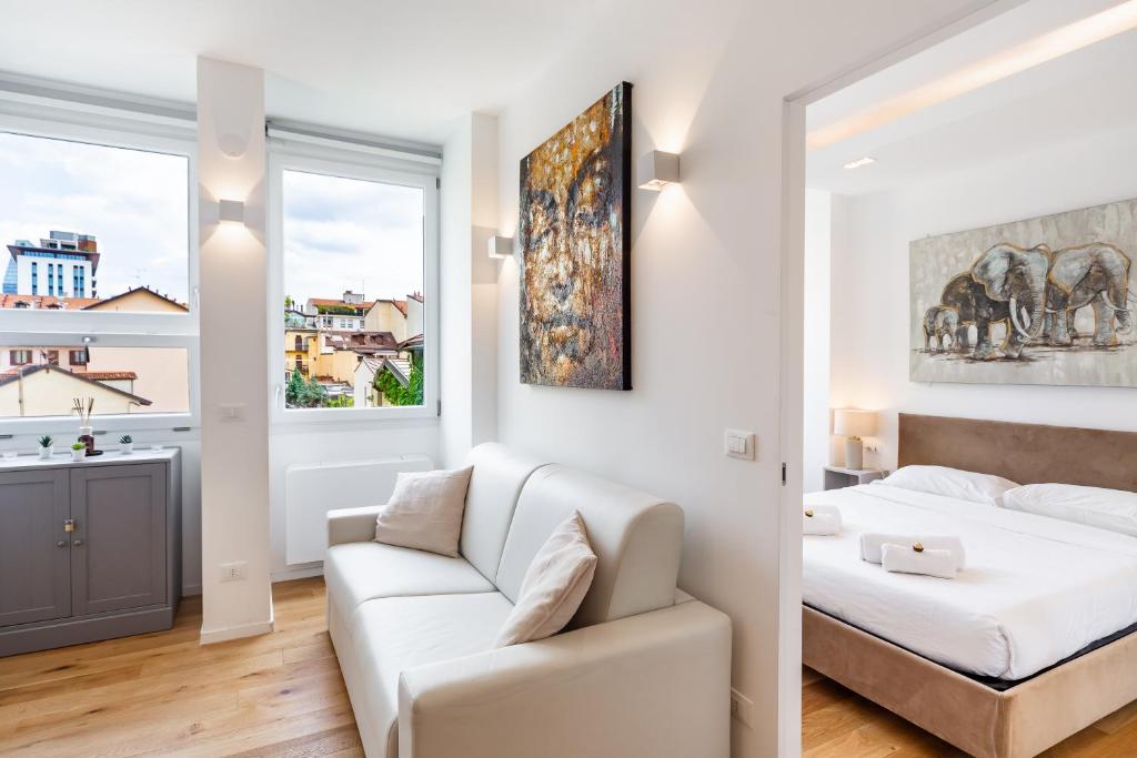 ein Wohnzimmer mit einem Bett und einem Sofa in der Unterkunft Moscova Luxury Home in Mailand