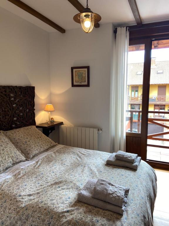 Posteľ alebo postele v izbe v ubytovaní PRECIOSO CHALET JUNTO A POTES CON PISCINA-4 Hab,3 Baños
