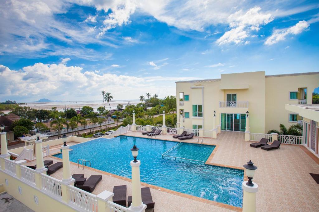 Blick auf den Pool in einem Resort mit Liegestühlen in der Unterkunft Krabi Front Bay Resort in Krabi