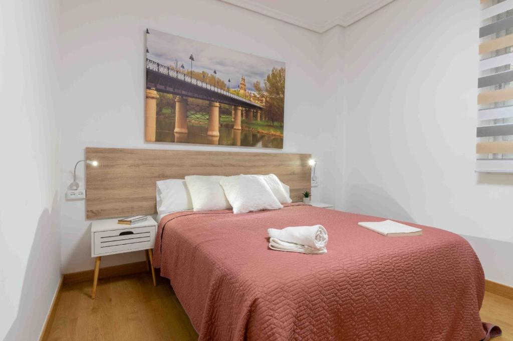 ein Schlafzimmer mit einem großen Bett mit einer roten Decke in der Unterkunft Five villages in Logroño
