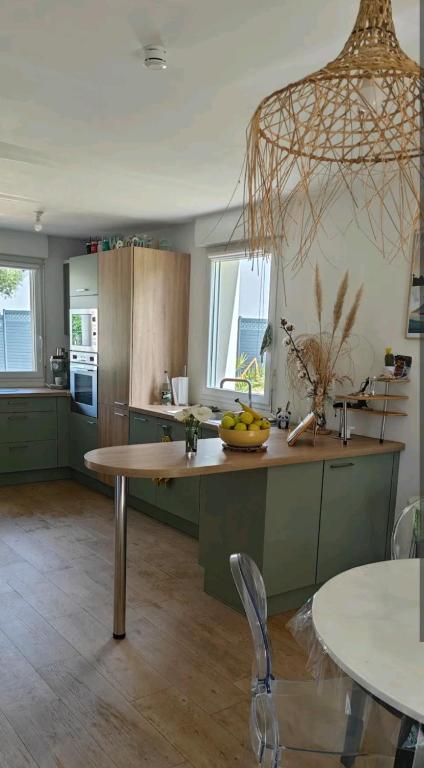 - une cuisine avec une table et des bananes dans l'établissement Havre de Paix, à La Baule