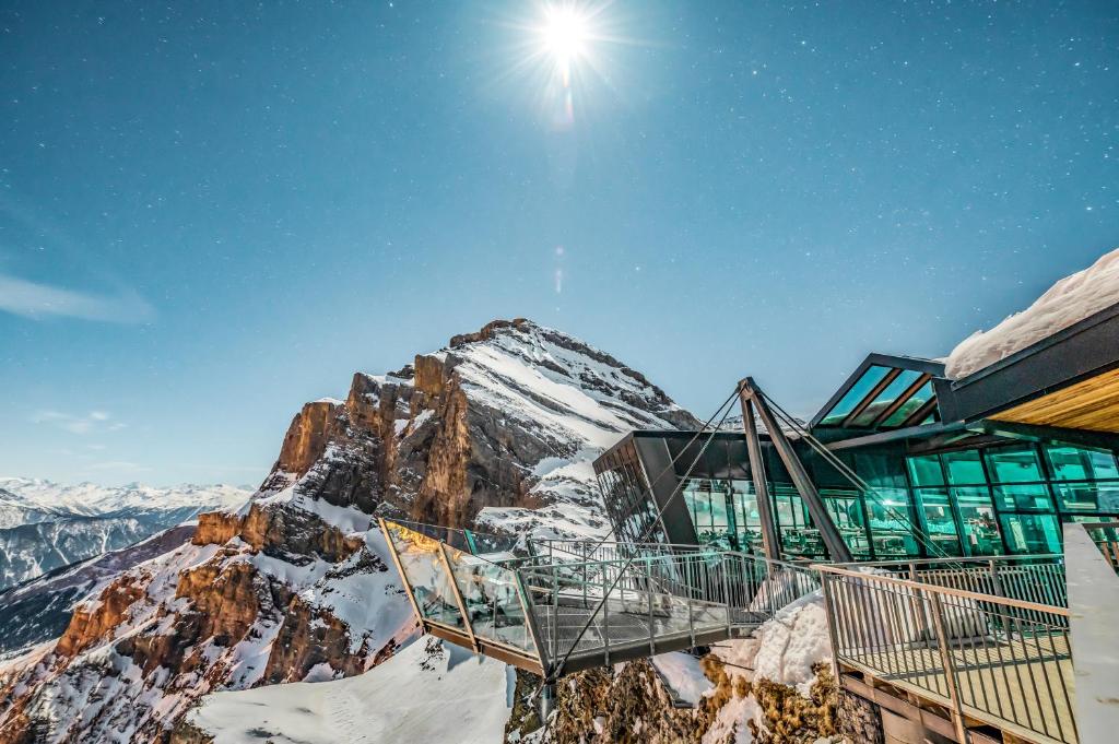 Nespecifikovaný výhled na hory nebo výhled na hory při pohledu z hotelu