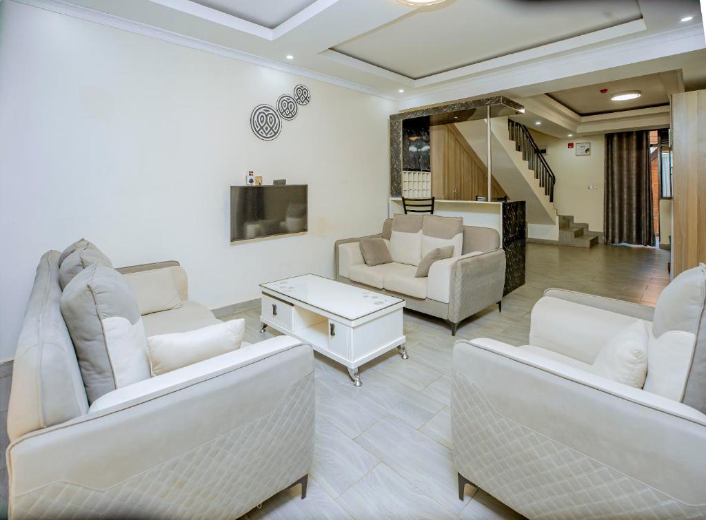 Khu vực ghế ngồi tại Kigali Wings Apartment 1