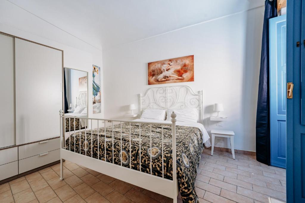 een slaapkamer met een bed in een witte kamer bij Casa Demetra in Siracusa
