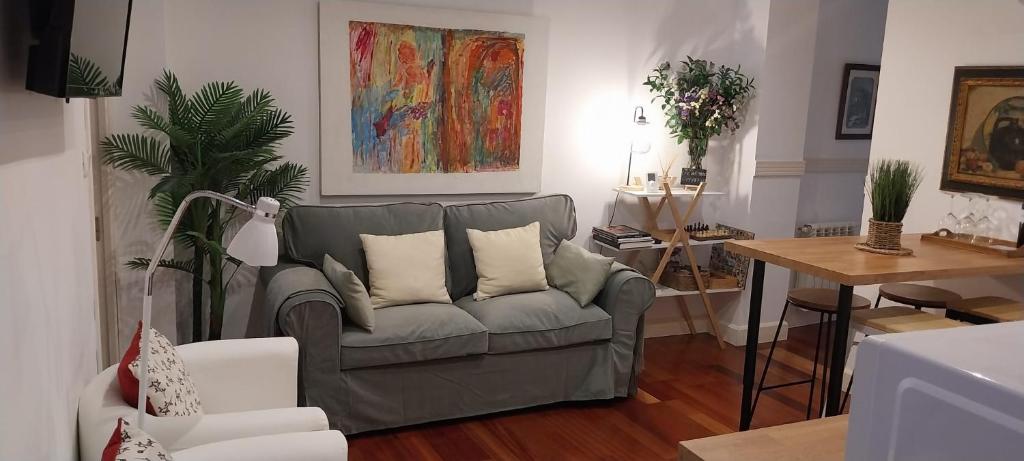 uma sala de estar com um sofá e uma mesa em El Almirez em Granada