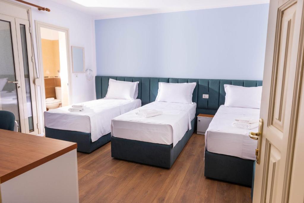 Un pat sau paturi într-o cameră la Hotel Vila MAX