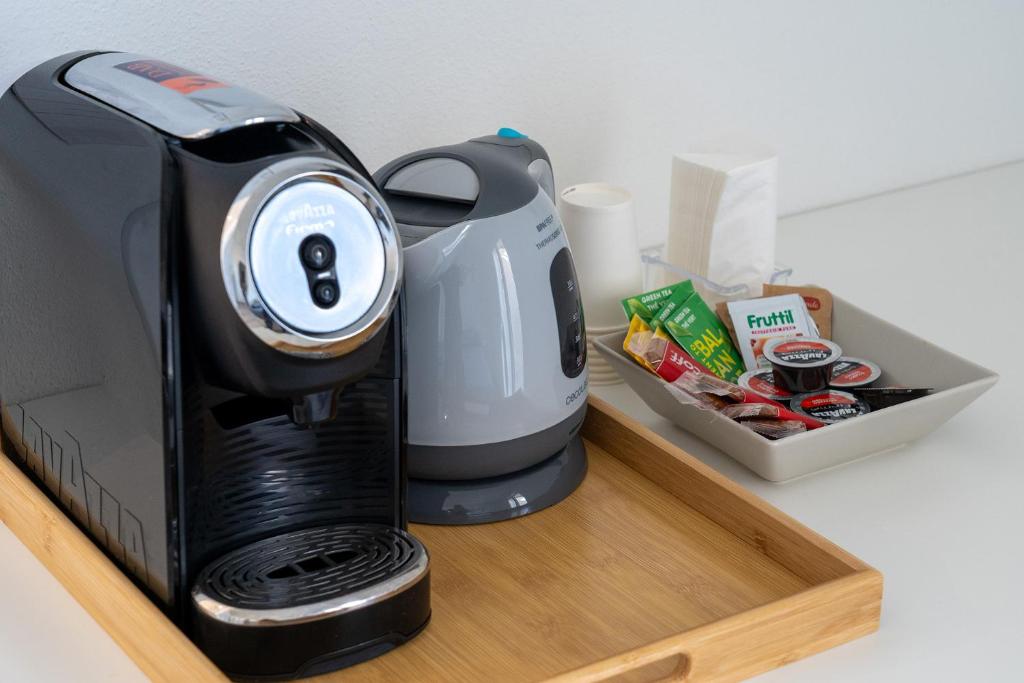Příslušenství pro přípravu čaje a kávy v ubytování Su Mari Rooms