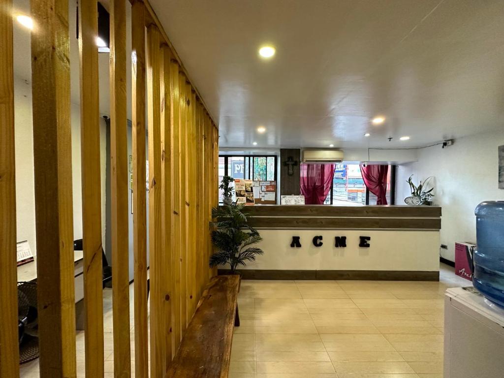 um quarto vazio com um bar no meio em ACME Inn Subic em Olongapo