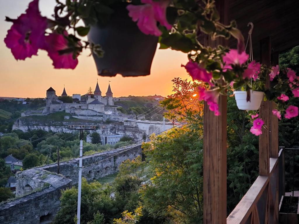 - Balcón con flores y vistas al castillo en Дом с видом на старую крепость, en Kamianets-Podilskyi