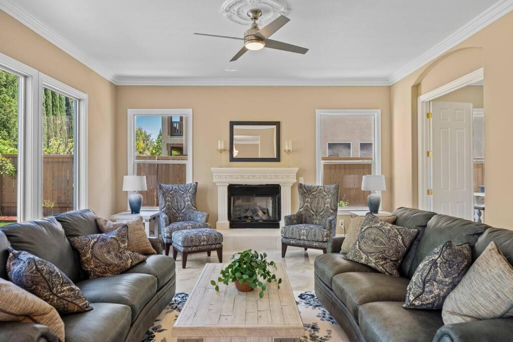 uma sala de estar com um sofá e uma lareira em Stunning Spacious Family Home in Natomas em Sacramento