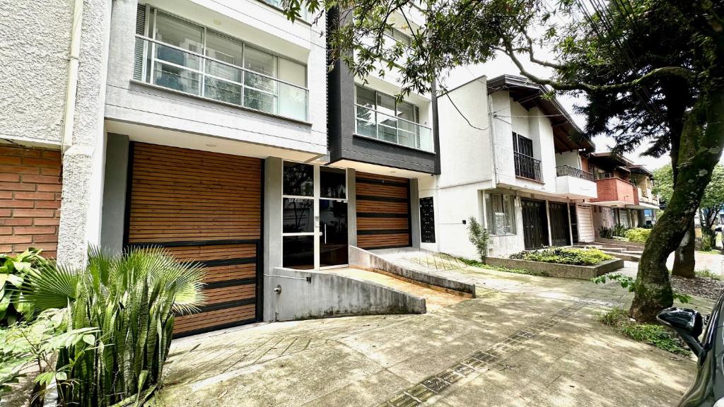 Bangunan di mana terletaknya aparthotel ini
