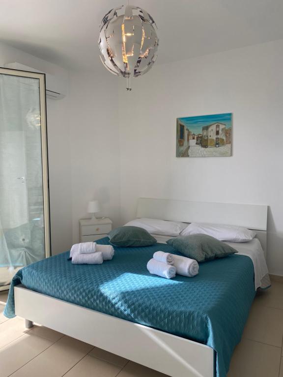 una camera da letto con un letto e asciugamani di Casa Marsilla a Marzamemi